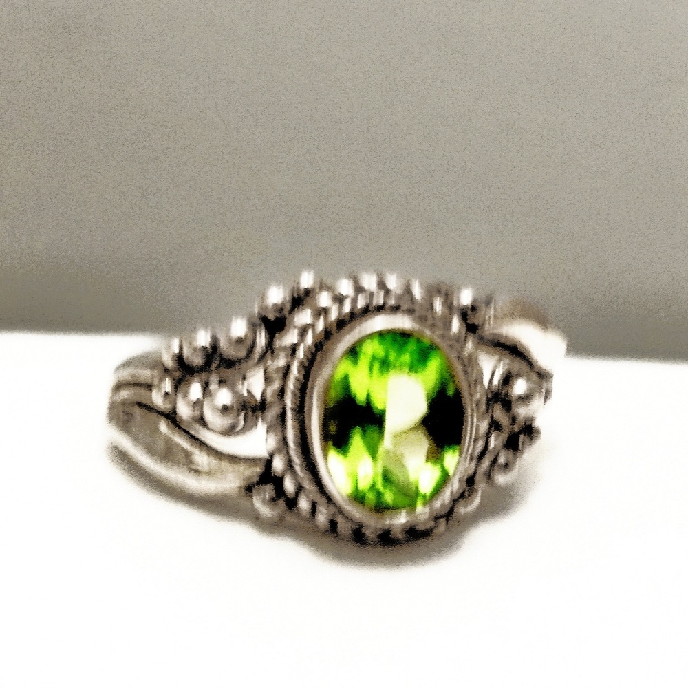 Vintage Sterling Silver & Peridot Ring- Size 7 - Picture 5 of 6